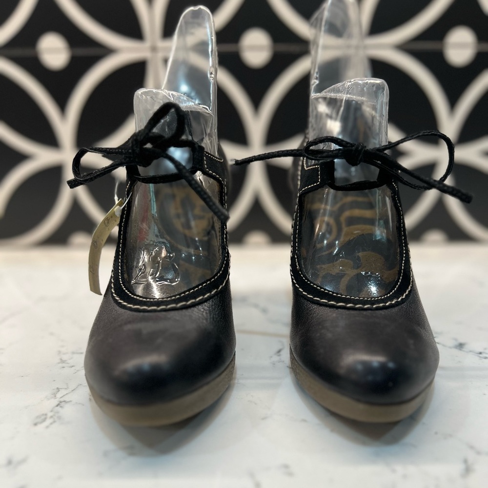 Fly London Black Leather Pumps with Crepe Sole/Heel, Size 40 Runs Small